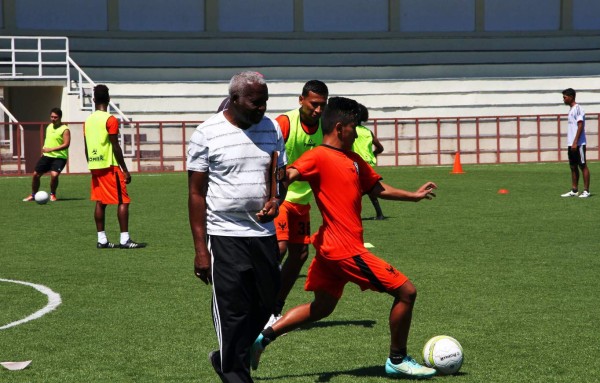 Así forma Don Eulogio Palacios a los futuros jugadores de Liga Nacional
