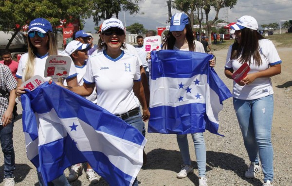 Ellas son las infartantes chicas que engalanaron el Honduras vs Panamá