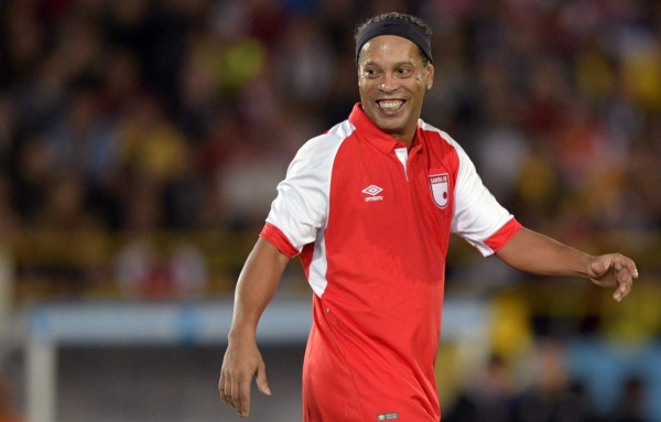 Ronaldinho provoca locura en Colombia: Estadio lleno, abrazo con leyenda y máximo respeto