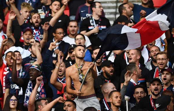 Neymar: La afición del PSG explota con pancartas y graves insultos al brasileño
