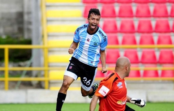 La U toma la cima y el guatemalteco Padilla es el goleador en Costa Rica