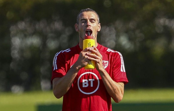 Es irreconocible: Gareth Bale muestra su verdadero 'look' en la selección de Gales
