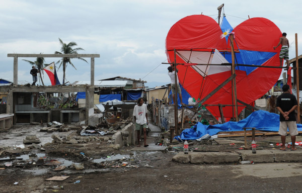 David Beckham reparte sonrisas entre los niños de Filipinas