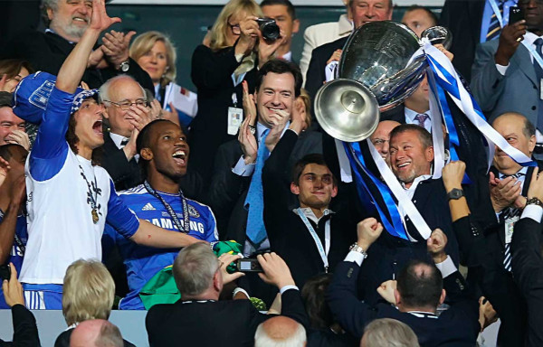 Los grandes magnates del fútbol .