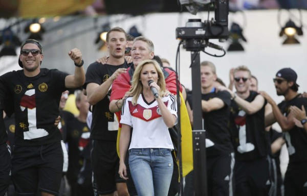 Una multitud eufórica recibe a Alemania en Berlín