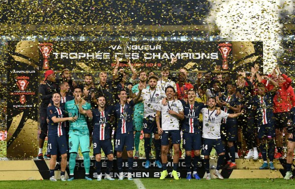 El beso a la copa, el emotivo abrazo y la foto grupal, así celebró Neymar la Súpercopa con el PSG