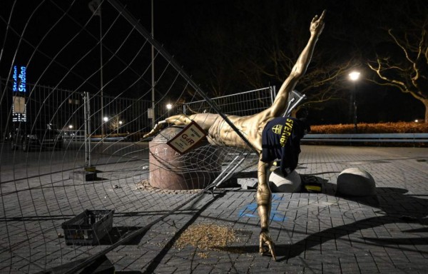 Totalmente destruida: Así quedó la estatua de Ibrahimovic en Suecia con las piernas cortadas