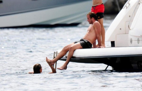 La mujer de Mario Götze deslumbra con su ardiente físico en un yate