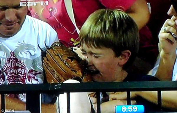 VIDEO: Su sueño de atrapar una bola de béisbol se volvió doloroso