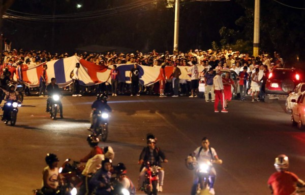 ¡BRUTAL! Las barras de Olimpia y Motagua protagonizan pelea campal