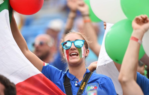 Gran ambiente en el duelo Italia vs Uruguay