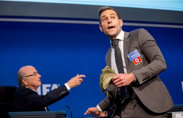 Lo que sucedió luego que comediante humillara a Blatter en conferencia