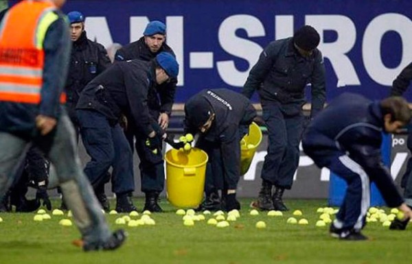 Las cosas más extrañas que se han lanzado a campos deportivos