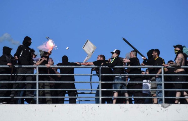 Vandalismo: Las impactantes imágenes entre aficionados en Grecia