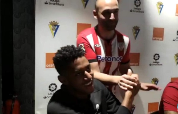 Choco Lozano genera 'éxtasis' en la afición del Cádiz en una sesión de autógrafos