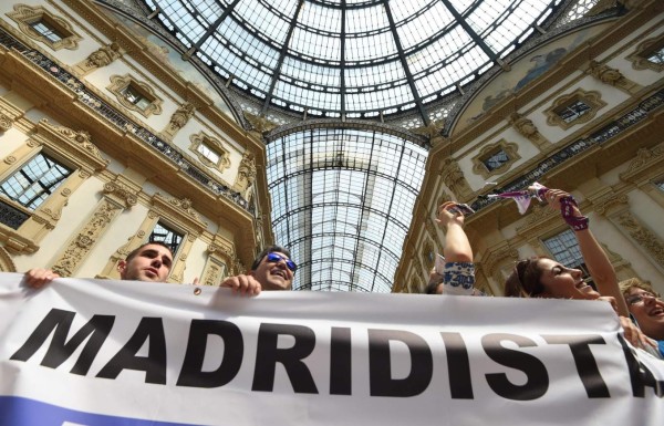 ¡Aficionados de Real Madrid y Atlético invaden Milan!