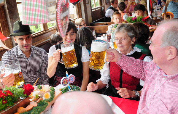 Guardiola aprovechó la ocasión para celebrar con las enormes jarras de Cerveza.