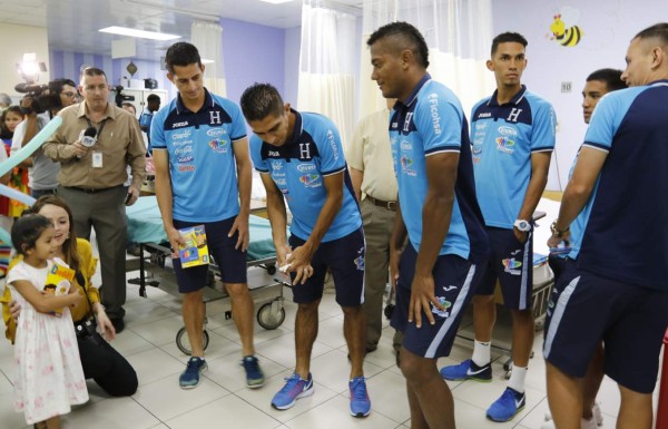 La Selección de Honduras emociona a los niños de la Fundación Ruth Paz