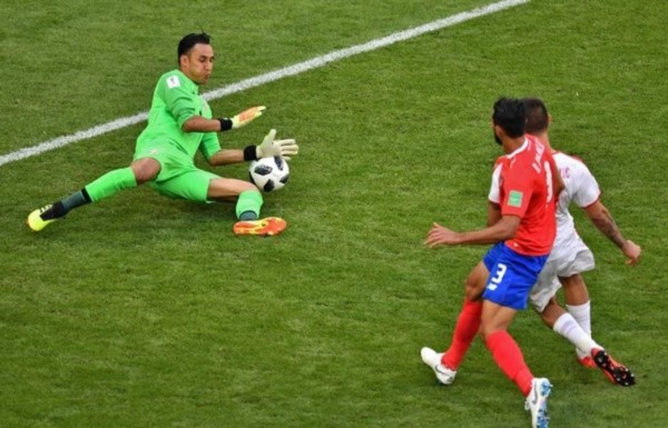 ¡Duelo de arqueros! Ochoa y Navas encabezan la lista de los porteros con más atajadas del Mundial
