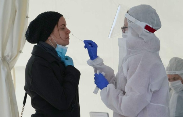Incómodo y algo molesto: Así son las pruebas para detectar el coronavirus