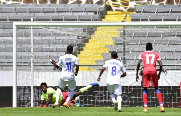 Las imágenes del Honduras-Haití: Un defensor como portero, el festejo de Vuelto y el fallo de Obregón