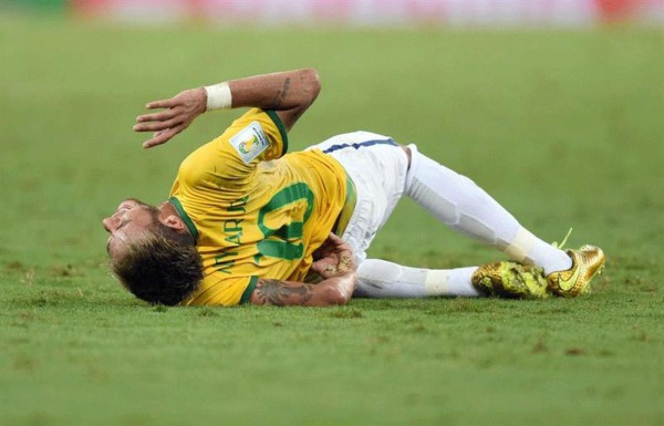 La trágica lesión de Neymar en imágenes.