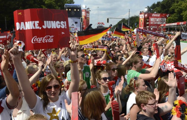 Una multitud eufórica recibe a Alemania en Berlín