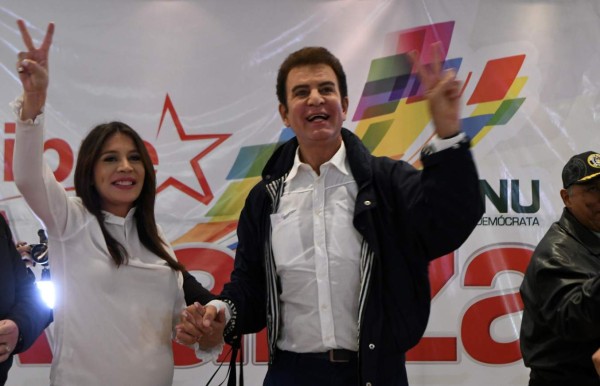 Salvador Nasralla se declara nuevo presidente de Honduras y así lo celebra
