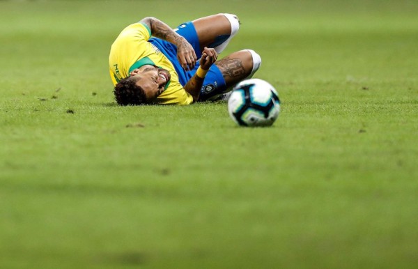 FOTOS: Así fue el drama que vivió Neymar tras su ruptura de ligamentos en el tobillo