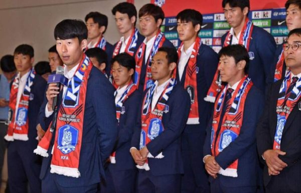 Corea del Sur es recibida a huevazos luego de ser eliminados del Mundial