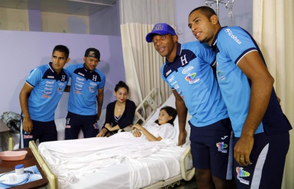 La Selección de Honduras emociona a los niños de la Fundación Ruth Paz
