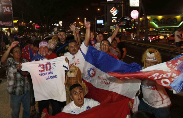 ¡Locura total! La afición olimpista invade las callejas para festejar la copa 30