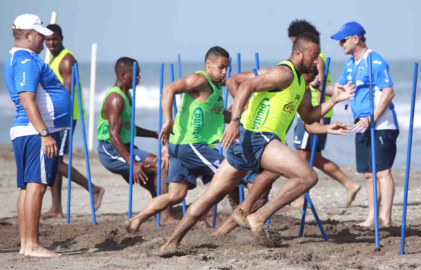 Selección de Honduras entrena en las playas.