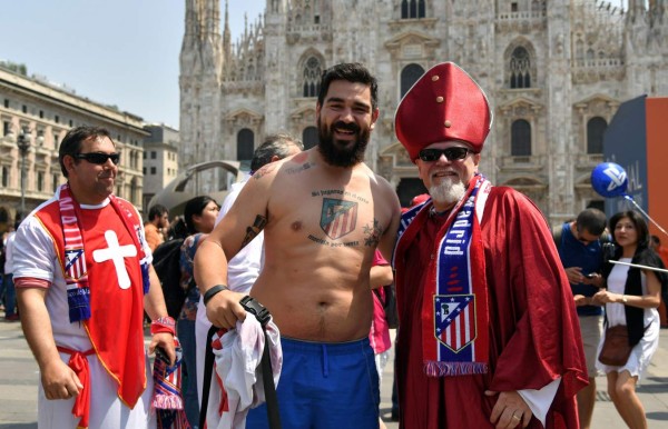 ¡Aficionados de Real Madrid y Atlético invaden Milan!