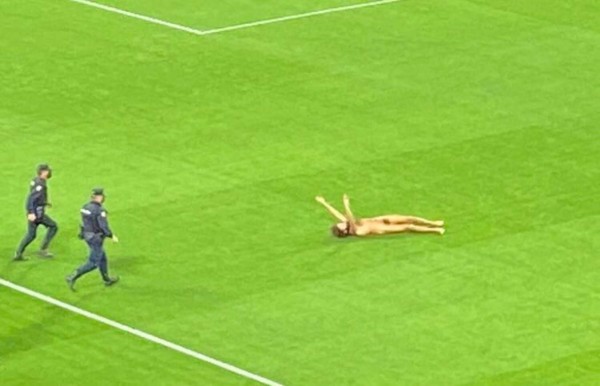 De no creer y en partido a puerta cerrada: Así fue la entrada de un espontáneo desnudo en el Granada-Manchester United&nbsp;&nbsp;&nbsp;