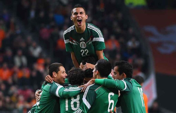México vence 3-2 a Holanda con goles de Carlos Vela y Chicharito Hernández