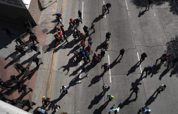 FOTOS: Migrantes de caravana rompen cerco policial e intentan cruzar frontera a Estados Unidos