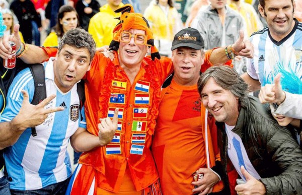 Argentinos y holandeses disfrutando de un gran ambiente en las gradas .