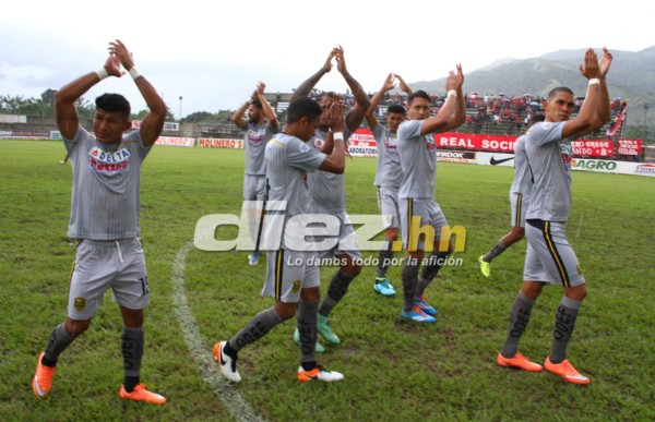 Las curiosas imágenes que dejó el Real Sociedad-Real España en Tocoa