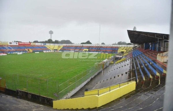 ¡INUNDADO! El estadio ceibeño se ha convertido en un verdadero pantano