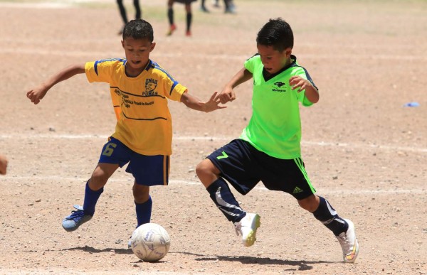 Los niños que son figuras en las polvorientas canchas de Tegucigalpa