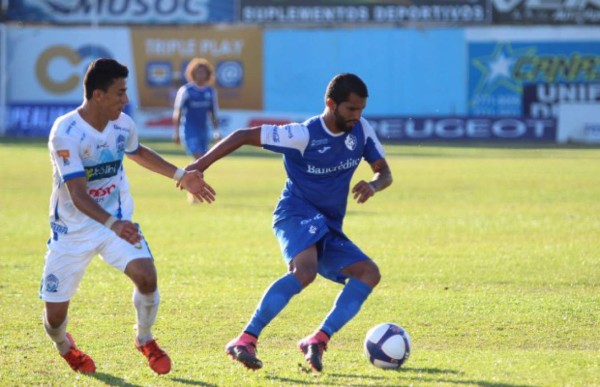 ¡Rumores y fichajes! Mundialista tico de Brasil 2014 sin equipo en su país