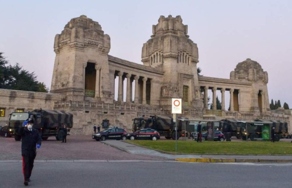 El drama del coronavirus en Italia: Camiones del ejército trasladan decenas de cuerpos para incinerar