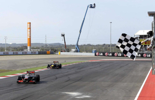 Hamilton ganó en EE.UU., y el campeón de la F1 se conocerá en Brasil.