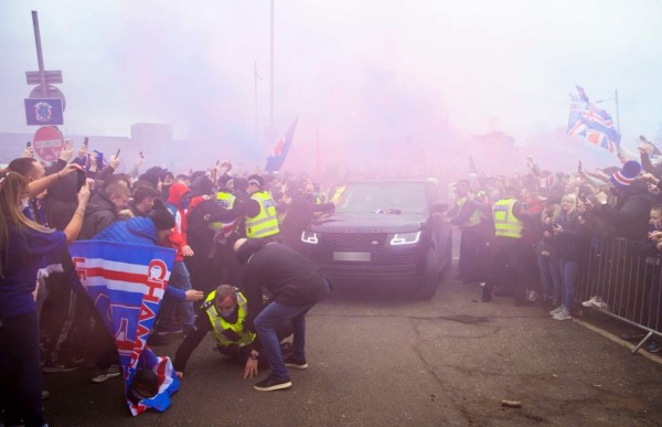 Niños heridos, policías y botellas al aire: Así fue la eufórica celebración de la afición del Rangers de Escocia tras campeonizar