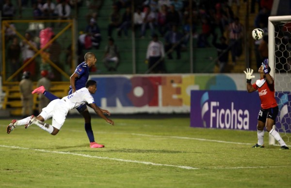 Goles anulados, morbo, patadas y mordidas en el clásico Olimpia-Motagua