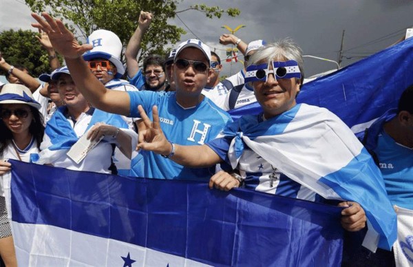 Hondureños y suizos ponen la fiesta en Manaus.