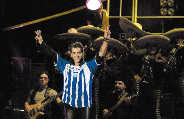 FOTOS: Famosos que han posado con la camisa de la Selección de Honduras