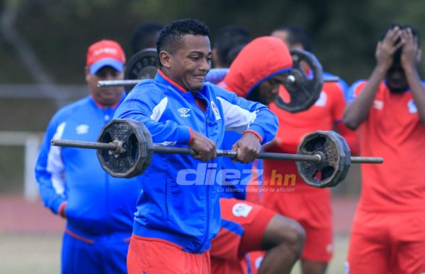 ¡Buscaban cómo calentarse! Olimpia entrenó bajo un intenso frío en Tegucigalpa