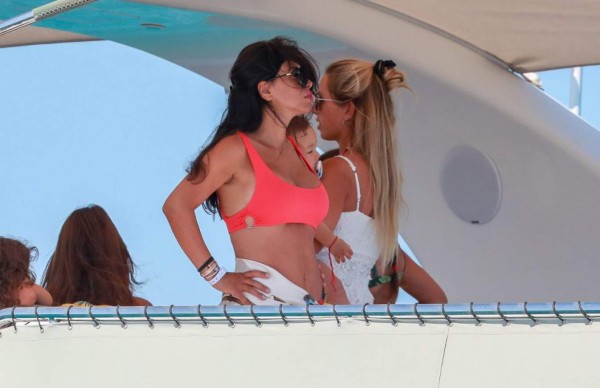 Antonella y sus descuidos; las vacaciones de Messi, Fabregas y Suárez con sus parejas